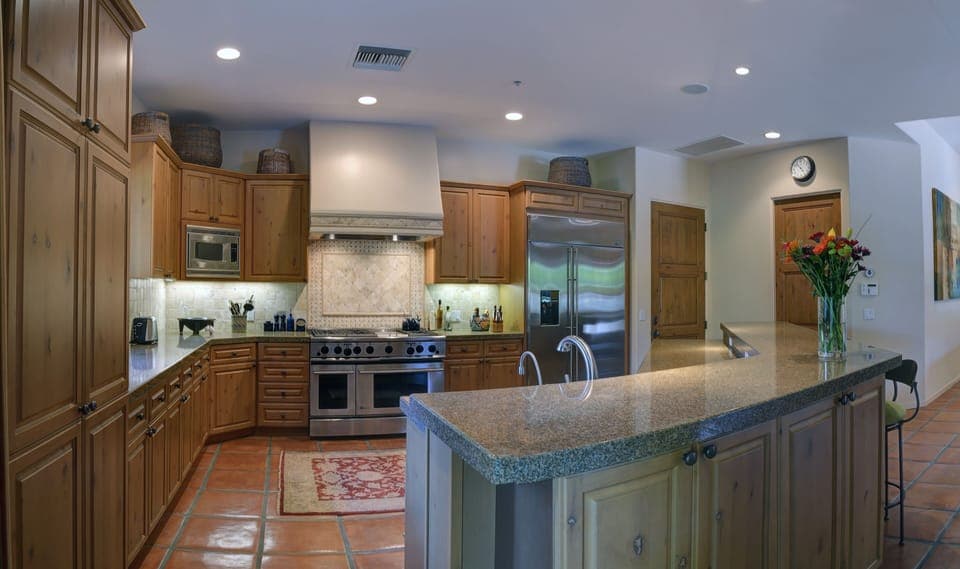 Gourmet stainless steel and granite kitchen for your inner Chef 
Gordon Ramsey