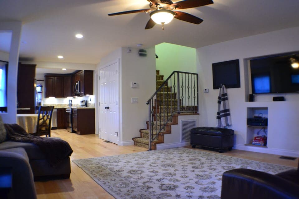Living room with open flow to kitchen