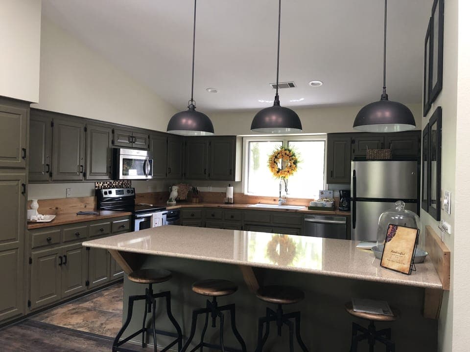 Extra large kitchen- all the goods