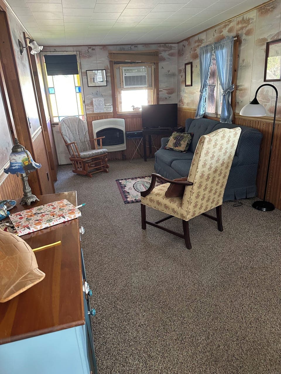 Living Room. Smart TV with cable included. 