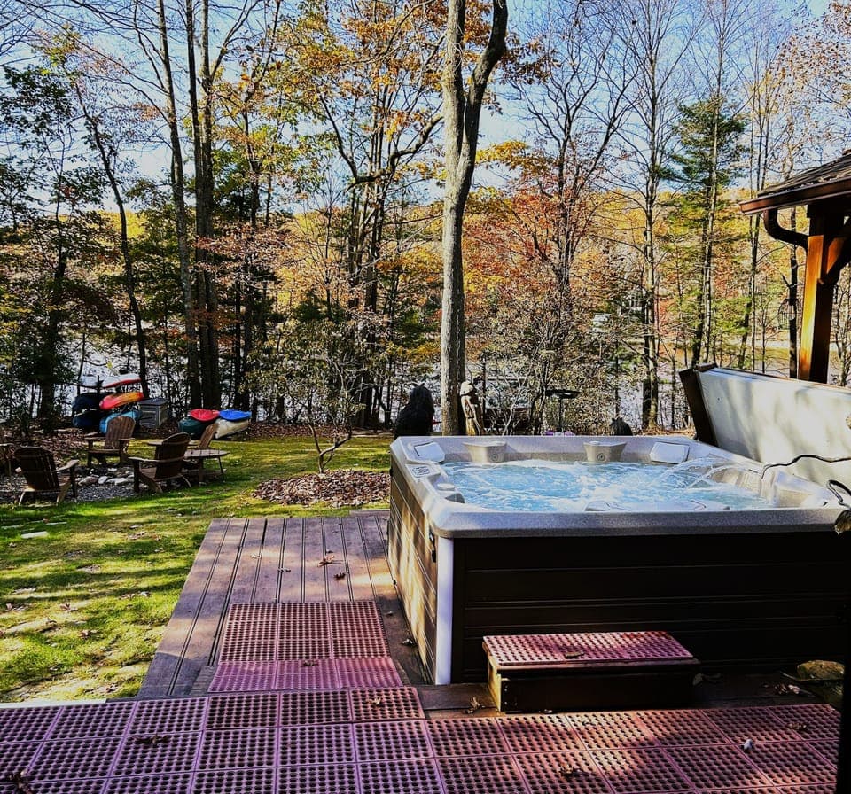 RELAX!  Free Kayaks &Paddleboads! Private Hot Tub. Cozy Lakefront Cabin, Gardens