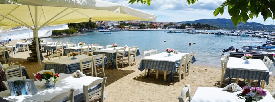 Enjoy fresh seafood just by the sea...