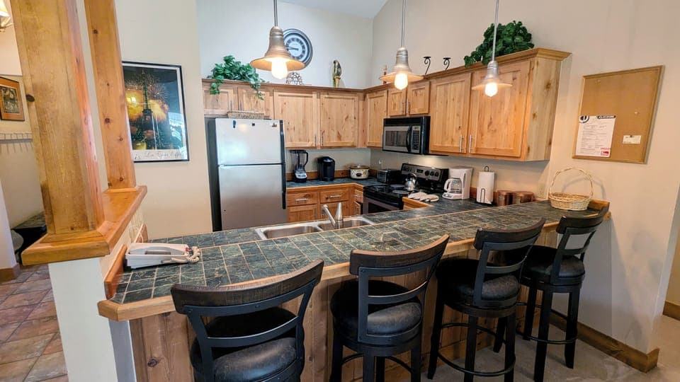 Beaver Creek West Condo O4 kitchen with breakfast bar