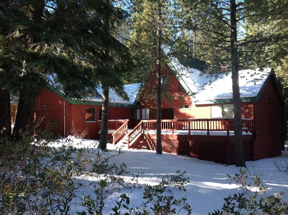 Tahoe Donner winter wonderland-easy access-plowed driveway and garage parking