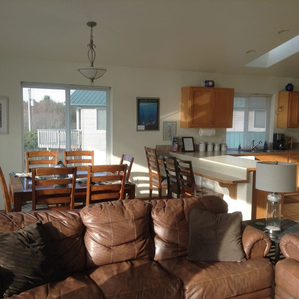 There are 9 seats in the dining area 