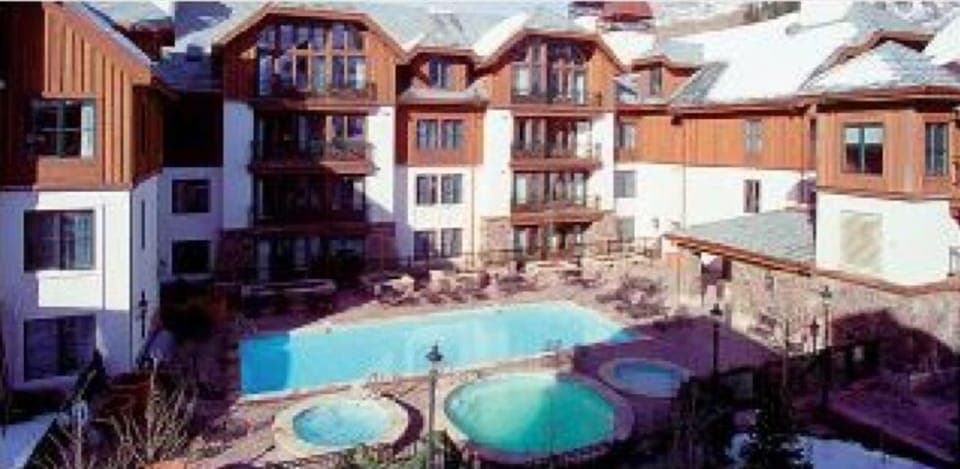 Hot tub and pool for apres-ski