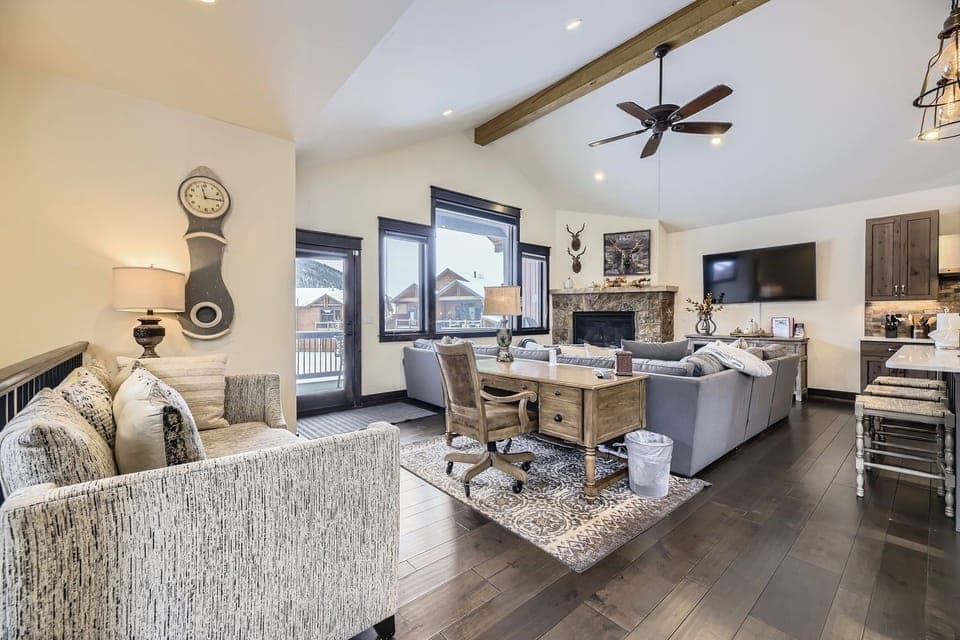 Oversized living room facing the mountain