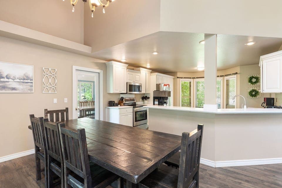 Kitchen & seating for 8