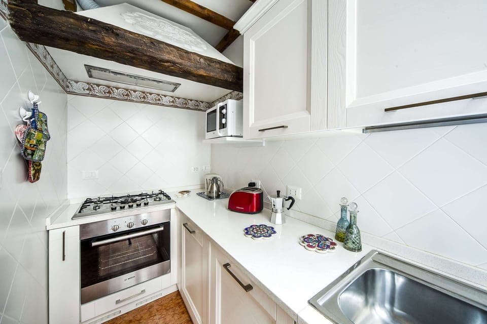 The fully equipped and recently renovated kitchen 