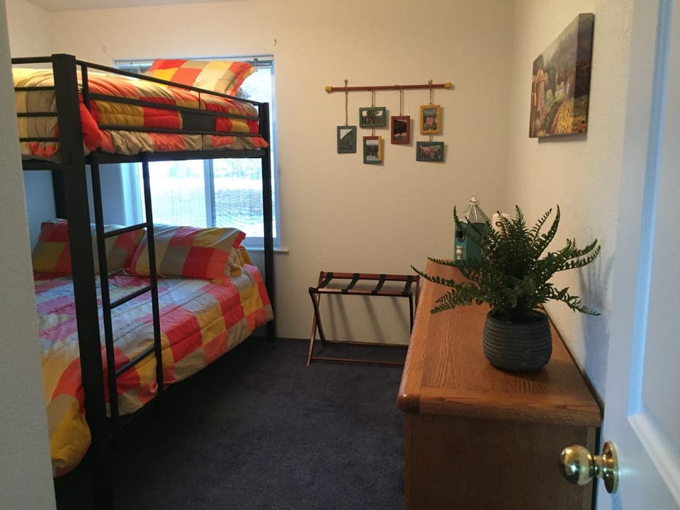 2nd bedroom (Queen bed on top and bottom)