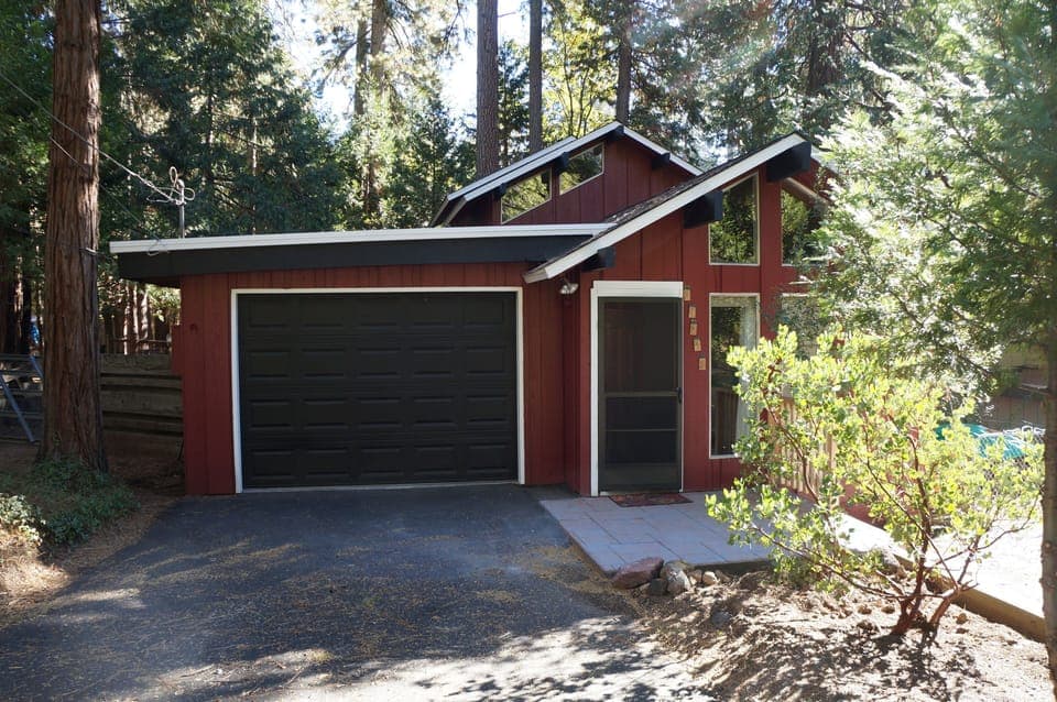 Nice paved driveway and level access!