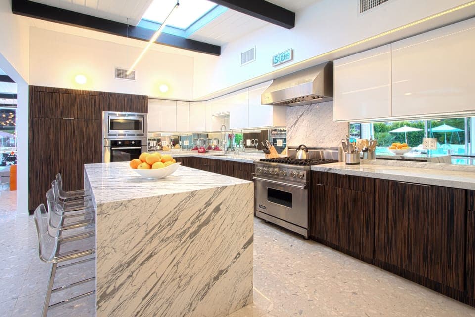 Gourmet kitchen! Viking range, Bosch ovens, marble counters/island.
