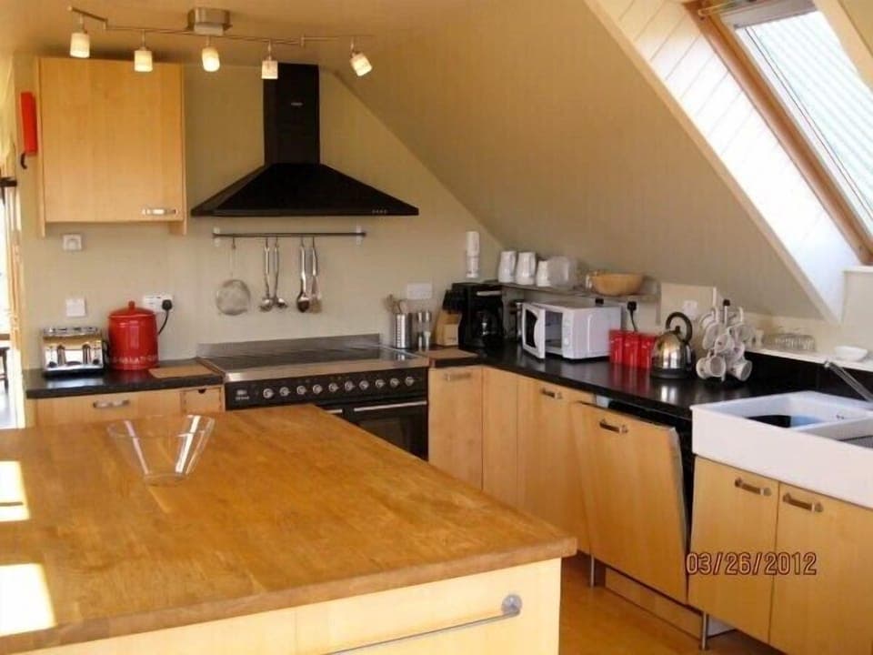 Large and well equipped kitchen including dishwasher