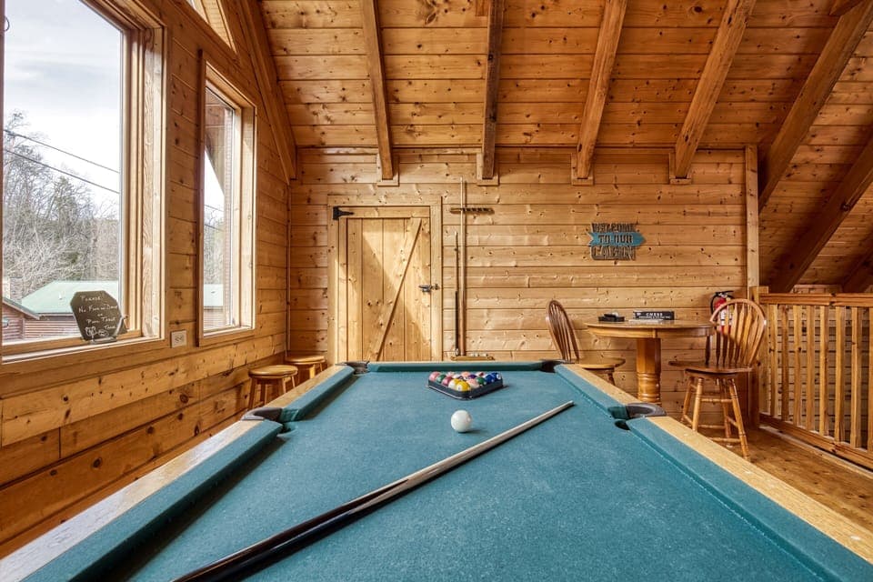 Log Cabin in the Smokies "River Cabin" - Pool table
