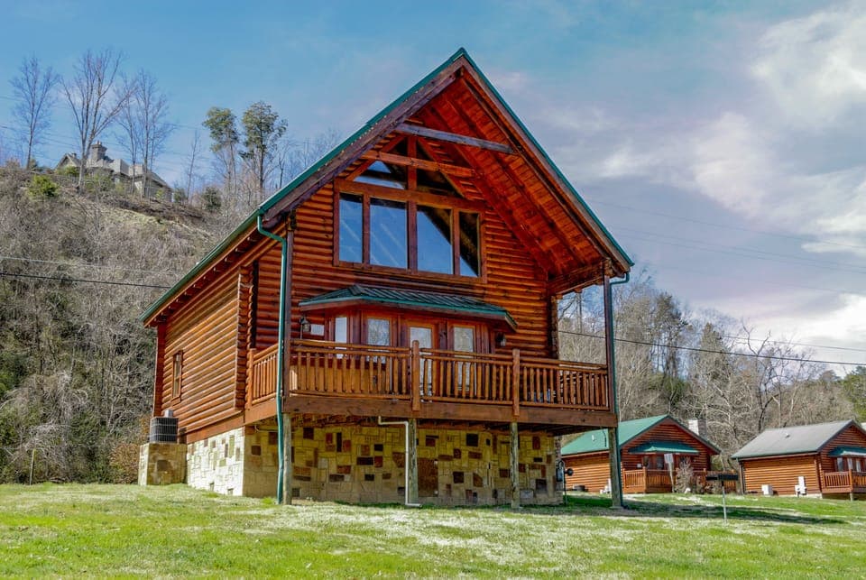 Cabins on the River in Pigeon Forge "River Cabin" - Located in River Port Subdivision