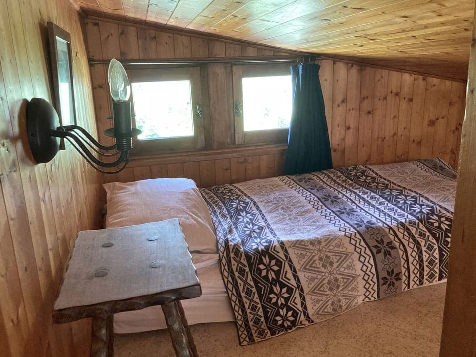 Single bed 2 on mezzanine 90x190cm. Very low ceiling! 