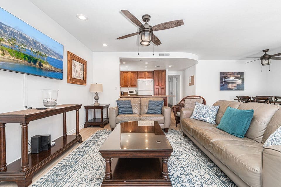 Light and bright motif enhances the open floor plan, while nicely accommodating a maximum of 8 guests.
                