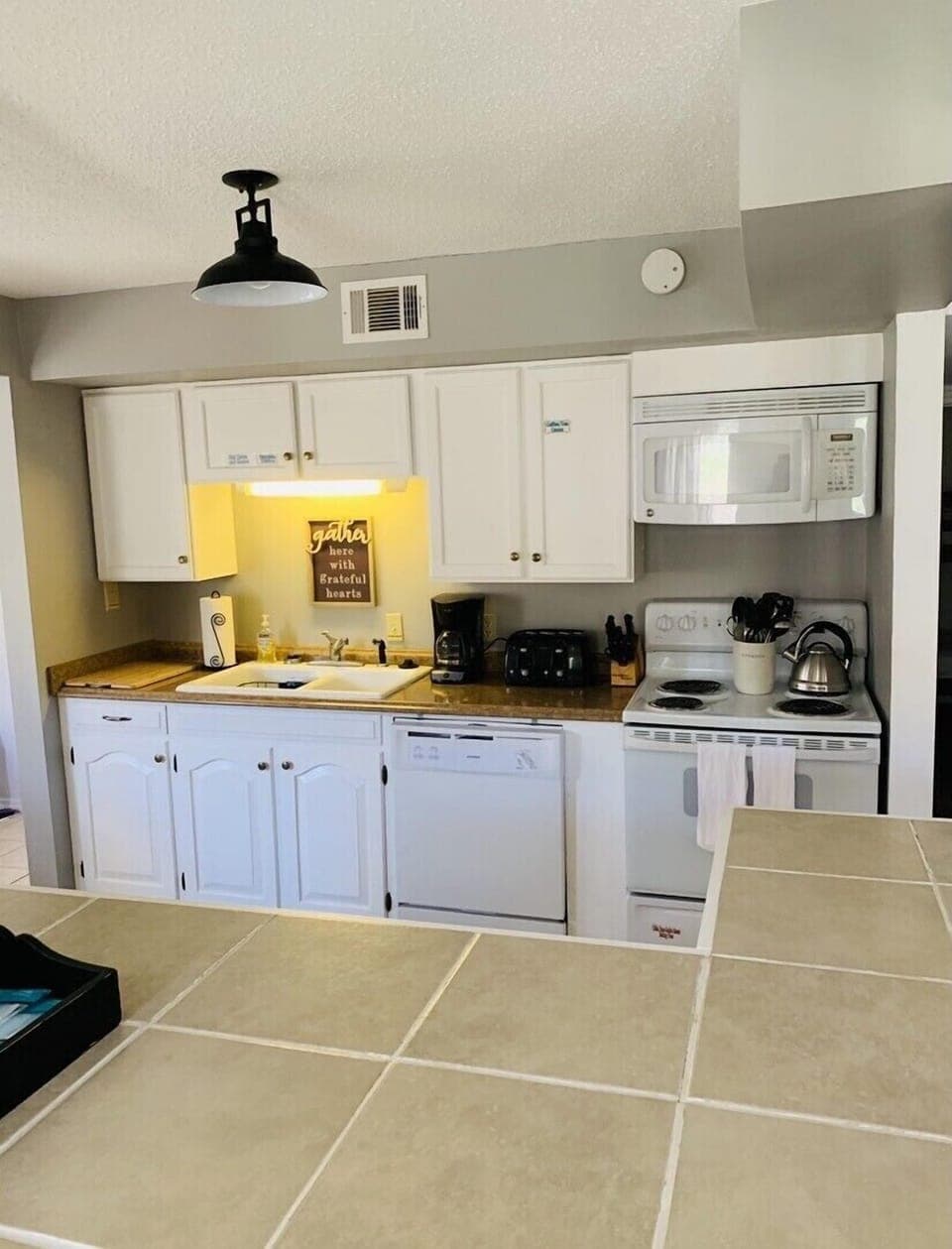 Spacious Kitchen full size appliances. Dishwasher 