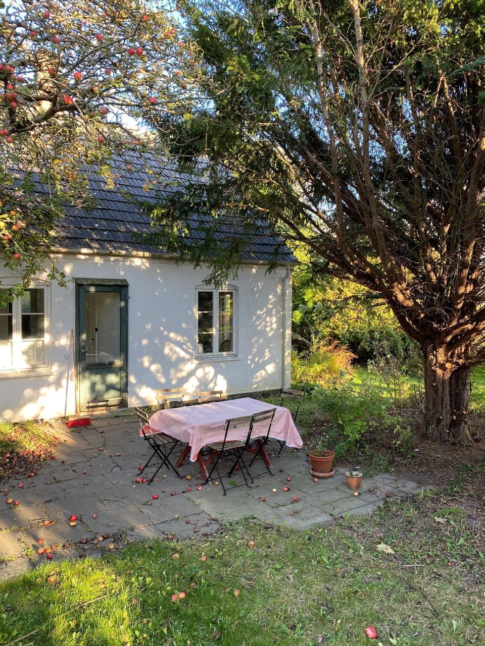 terrasse with table directly outside the kitchen