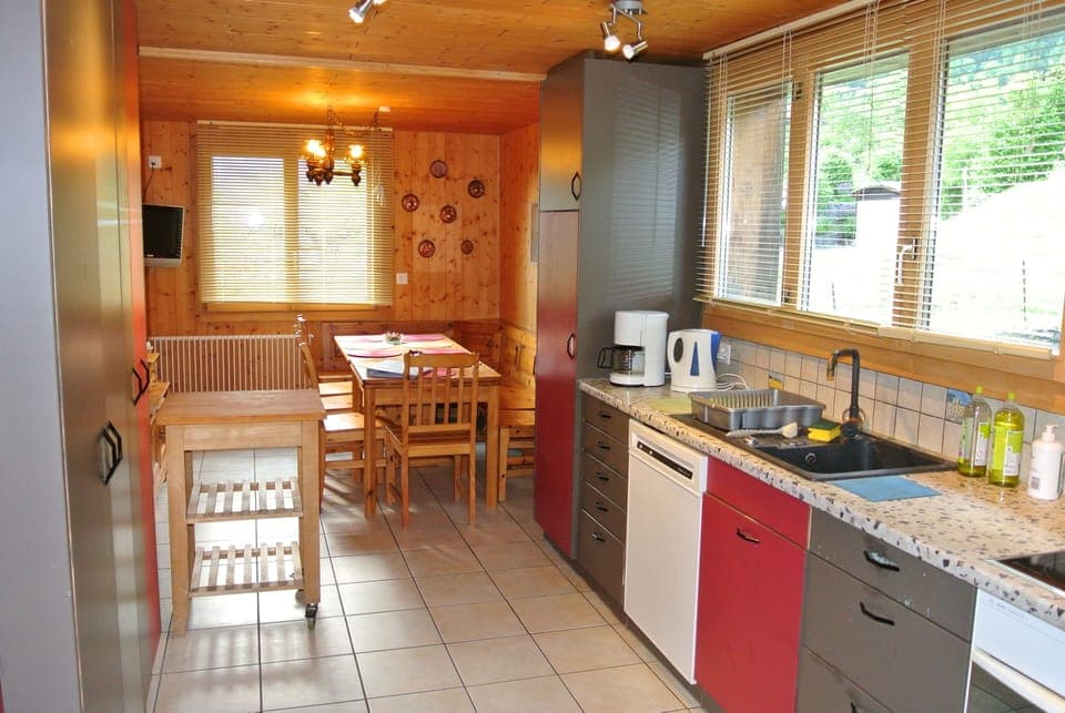 The kitchen of the 5-room  flat and its eating-area, suitable for big families.