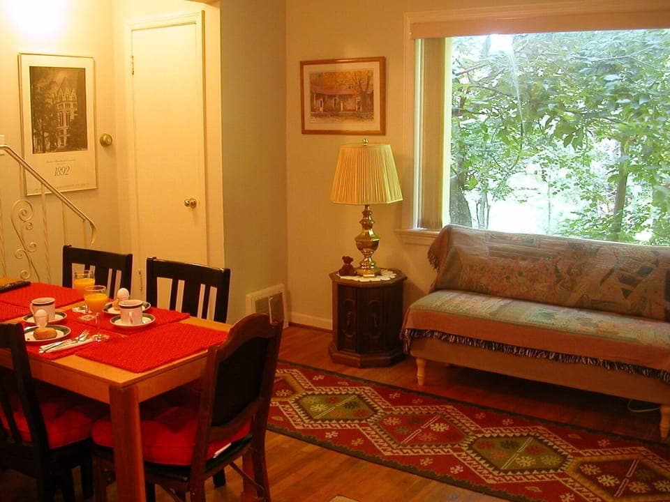 Eat-in kitchen with dining table and sofa-bench.