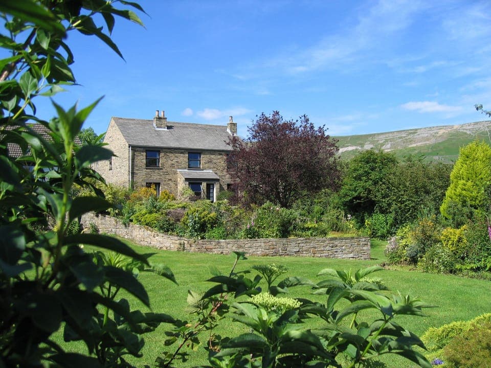 Wraycroft Cottages with a view of Fremingtom Edge behind