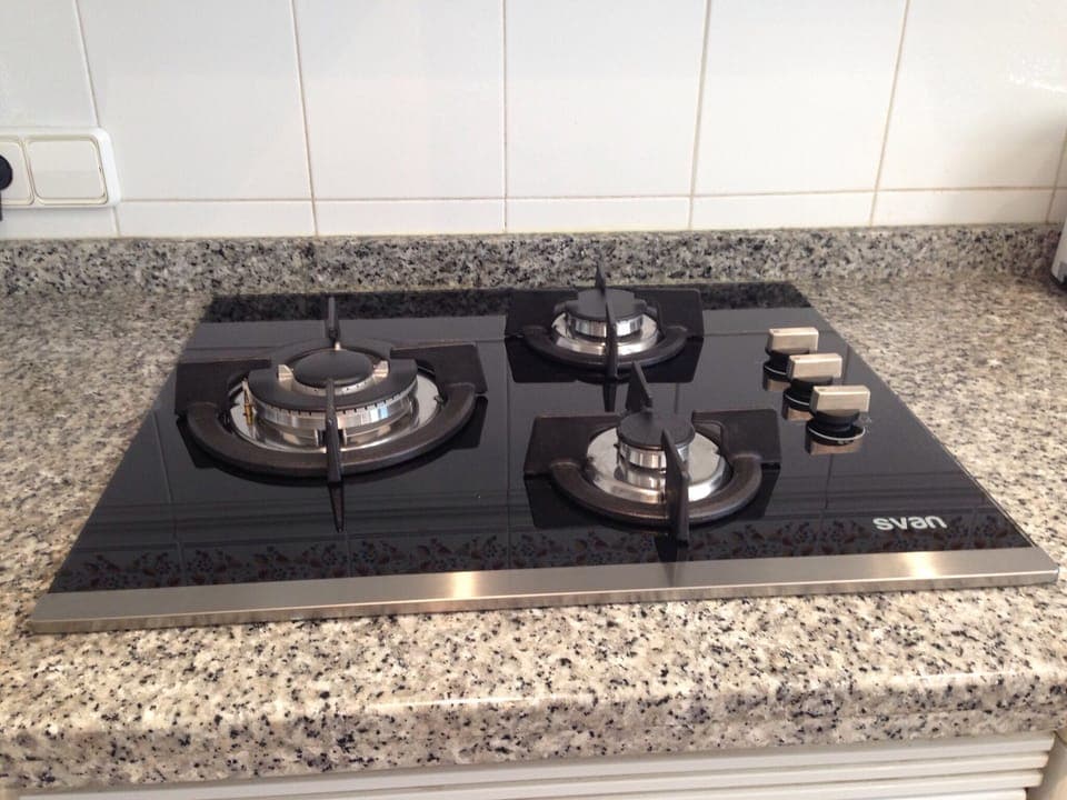 New gas hob installed November 2017.
