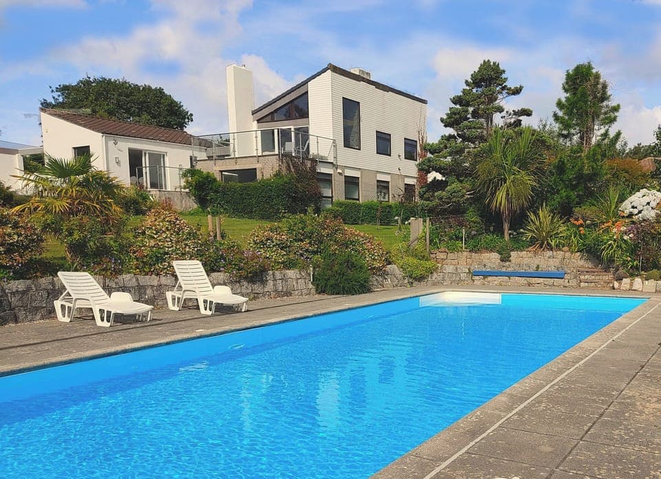 Modern detached 5 Bedroom House with large private Heated Pool and Sea Views