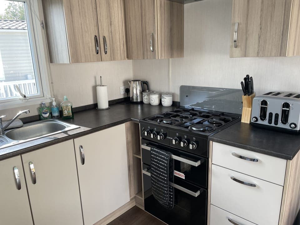 Kitchen with full size cooker