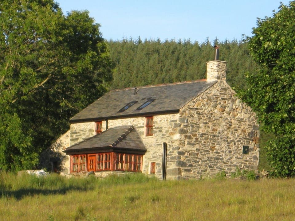Delightful, secluded, hand crafted Cottage nestled in forest and hills by stream