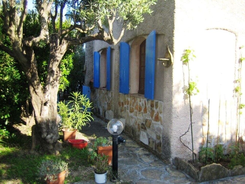 holiday flat outside view left