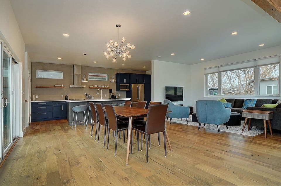 Contemporary open floor plan 