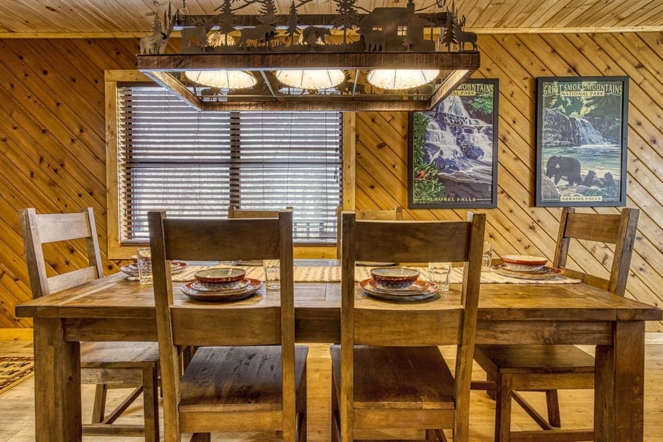 Smoky Mountain Cabin "Lakeview" - Dining table