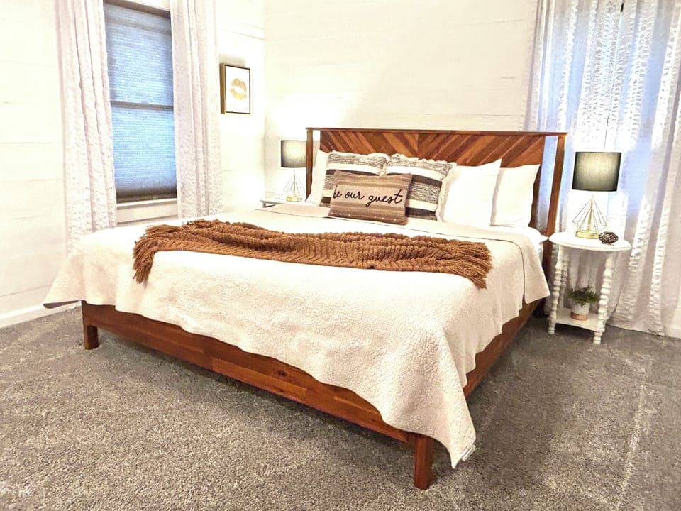 KIng Size Bed in Main Bedroom. Robes, Iron, Dbl Closets, Ceiling Fan.