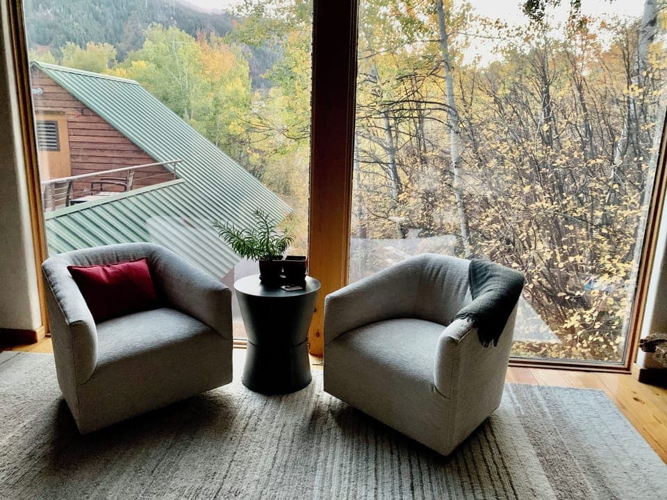 Enjoy sitting in the livingroom with sunlight and views.