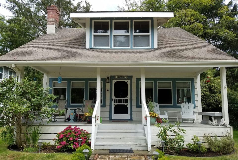 Beach bungalow! Come enjoy.