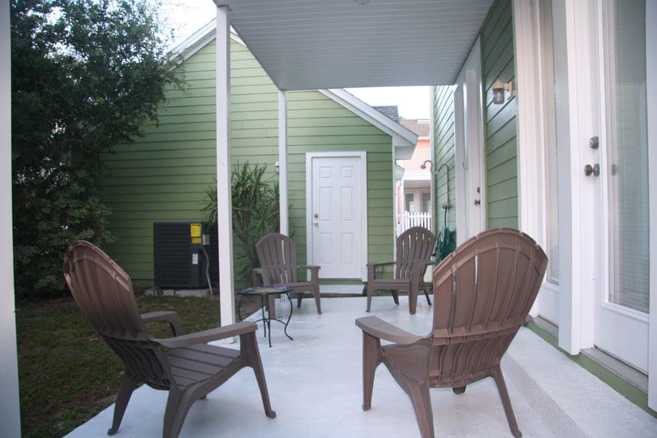 first floor master suite & kitchen under roof lanai, quite & private :), 