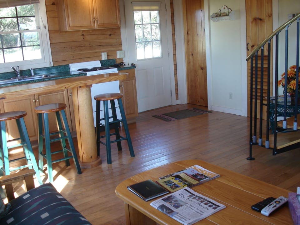 Hardwood floor. Central heat/air conditioning. wifi.  Smart TV.