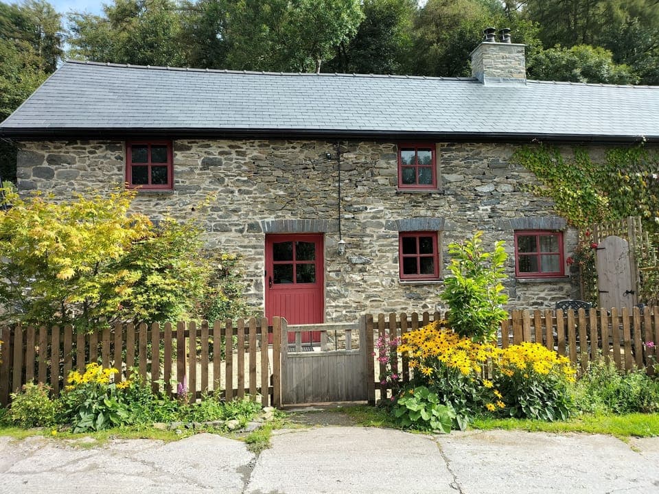 Y Stabl at Lanlas Cottages - a charming stone cottage with modern amenities.