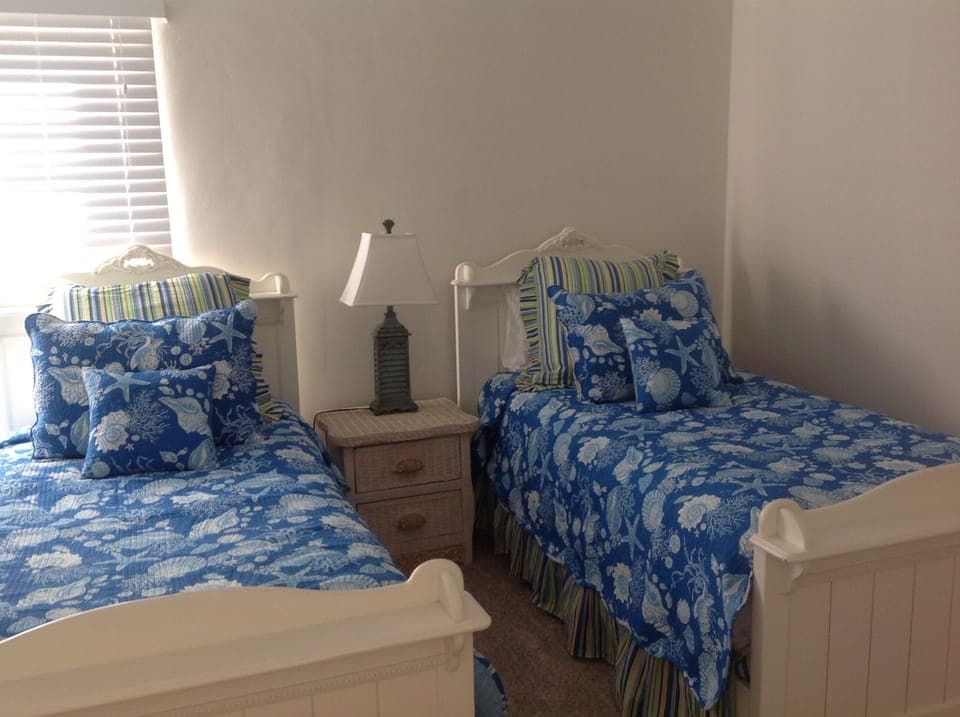 Bedroom 5 with two twins