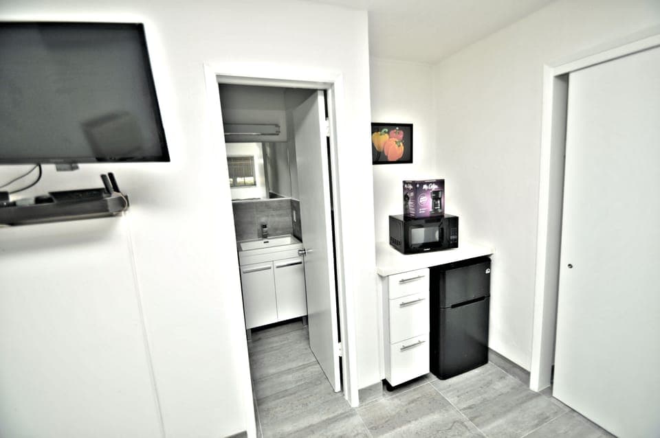 new coffee maker, new microwave.....waiting to get in the pics for the walls