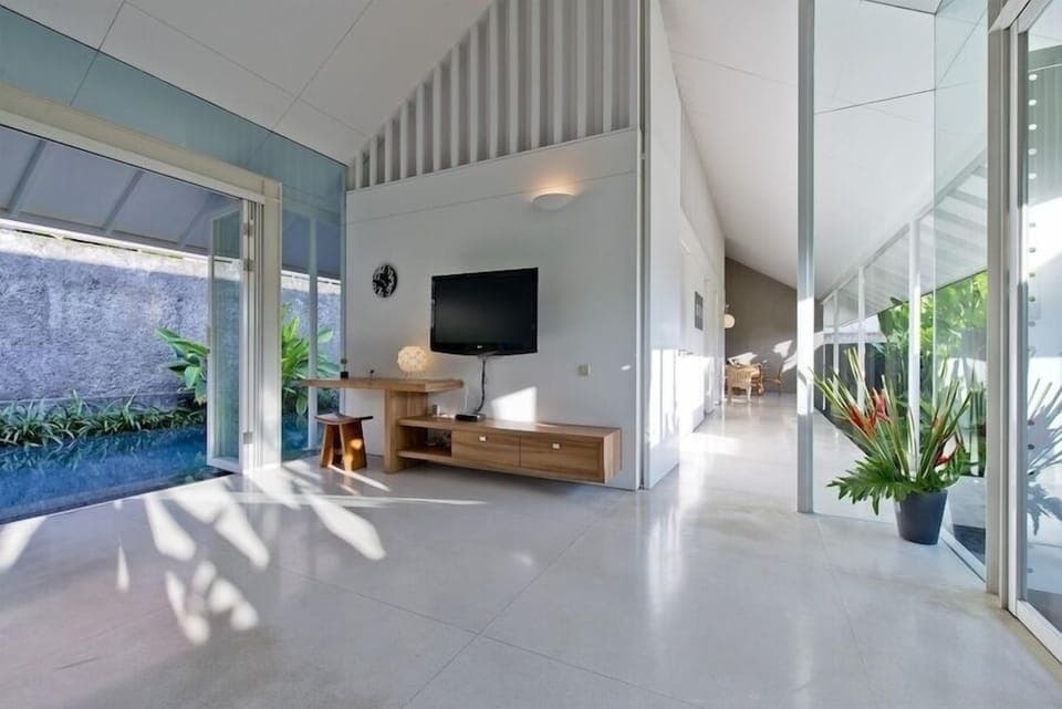 7' walk to beach/shops, spacious & quiet