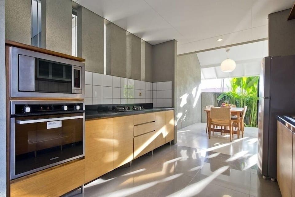 7' walk to beach/shops, spacious & quiet