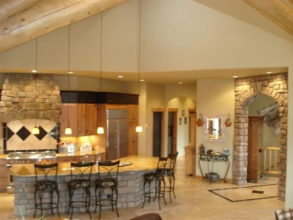 Gourmet kitchen entertainment area--see any Black Diamonds?