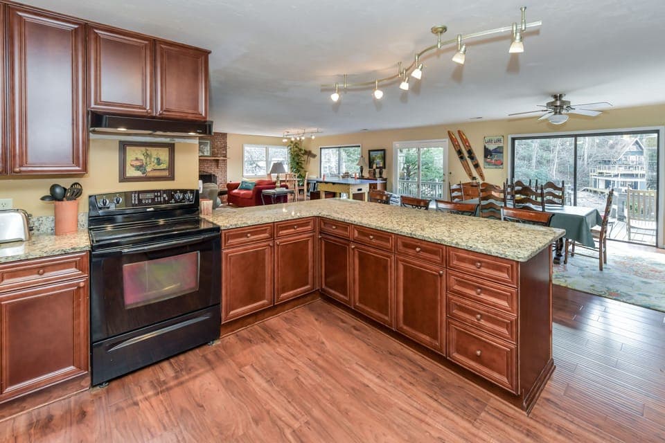 Large countertop great for buffets or seating up to 6 kids