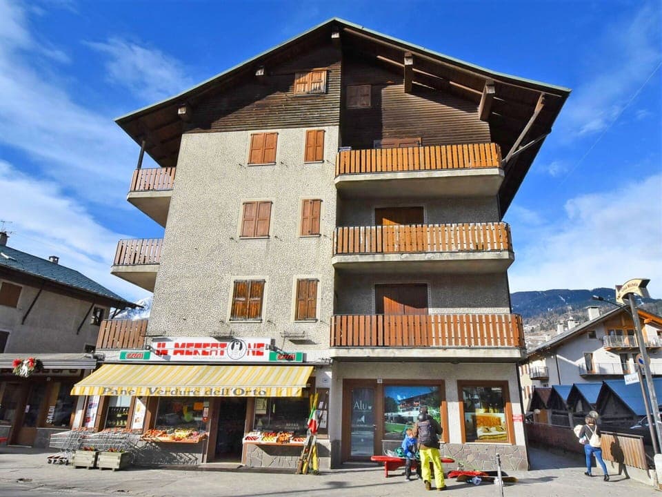Sky, Cloud, Building, Property, Window, Blue, Architecture, House, Neighbourhood