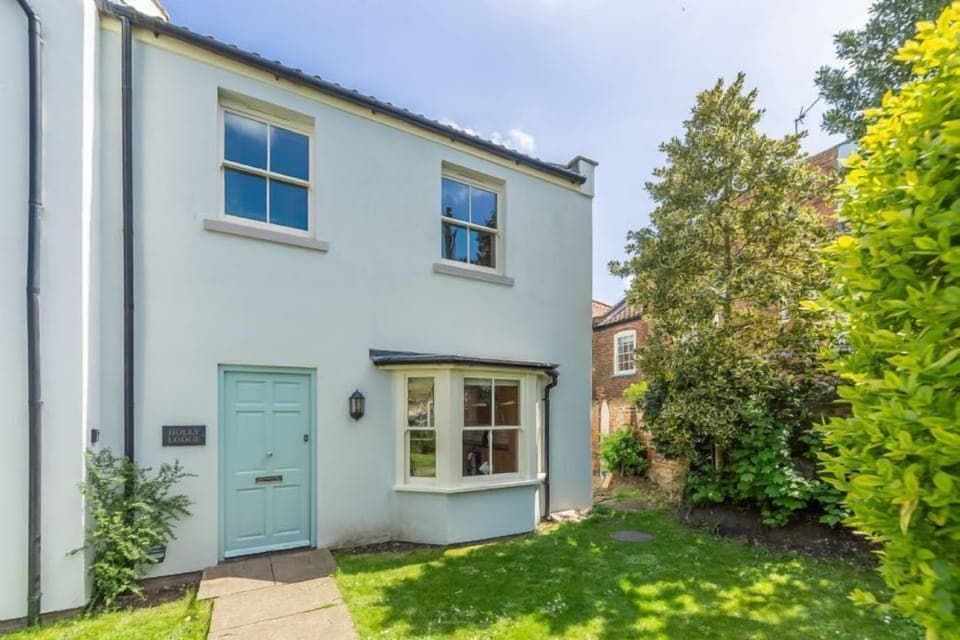 Holly Lodge, Wells-next-the-Sea: In a prime location on the leafy Georgian square, The Buttlands,