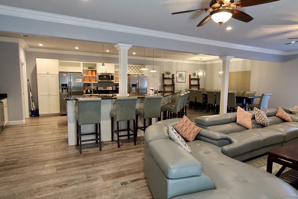 Large living room, kitchen and dinning area!