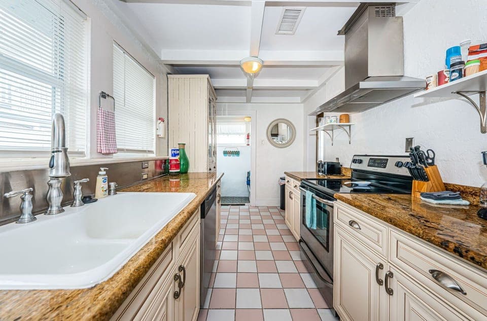 18-web-or-mls-Kitchen202-5
