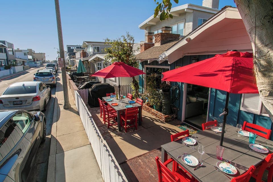 Shared front patio. Each unit has its own table with seating for 6 and their own gas BBQ.